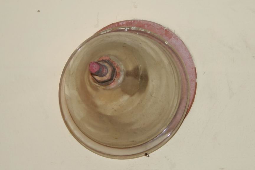 Isolator av glass som går gjennom ytterveggen på hytta...