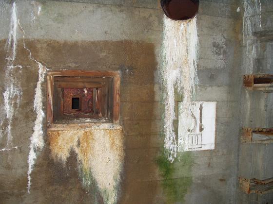 En av inngangene til tunnelanlegget med skyteskår og St-merking.