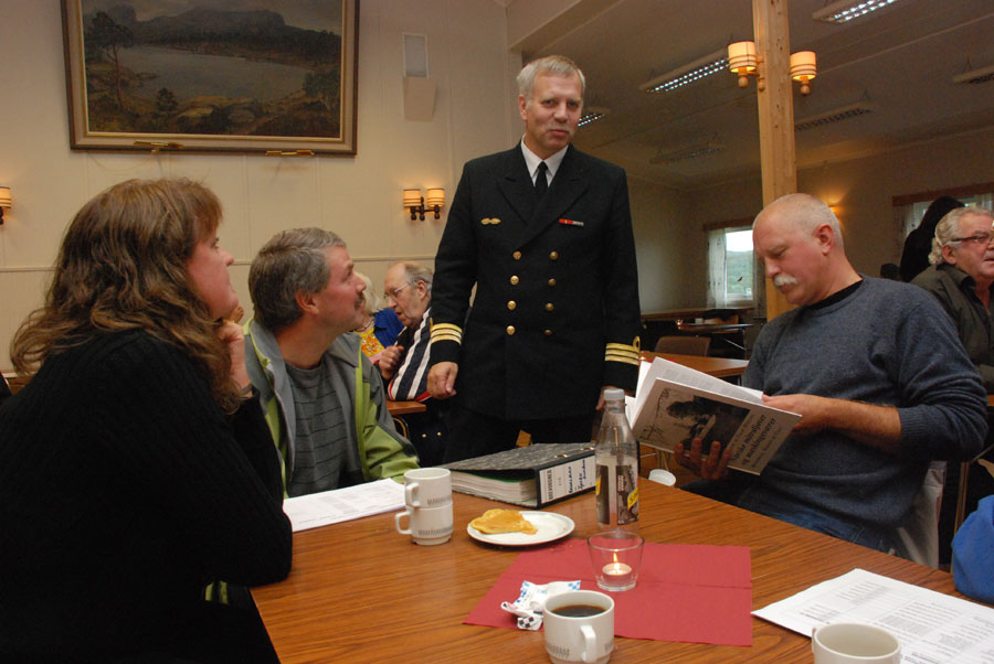 Bilde av Snorre Berg. Mannen i stram uniform er Bjørn fra rustkammeret i Trondheim. Han har tatt med gave til Snorre, lederer for Bjugn Bunker Bevaring, en bok om maskingeverer og en perm regelbau!