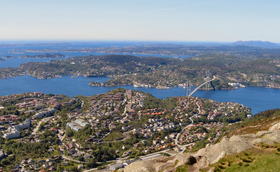 Utsikten mot Askøy. Sch.Ma.Fl.Bt. Olsvik ca. midt i bildet (fastlandet). Wn Klampevika under bropillaren på Askøy-siden, Sch.Ma.Fl.Bt. Krokaas litt over/til høyre for broen +++