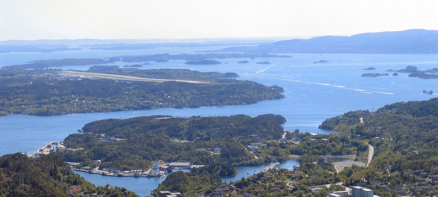 Utsikten mot syd/vest. Haakonsvern midt i bildet og Flesland i bakgrunnen (Sch.Fl.Bt. Storrinden er vel sånn ca. ute i venstre billedkant).