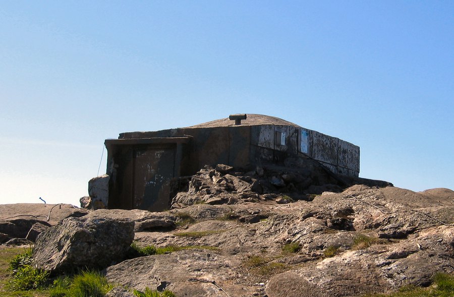 Fant et annet bilde av bunkeren på Lyderhorn, som viser inngangen.