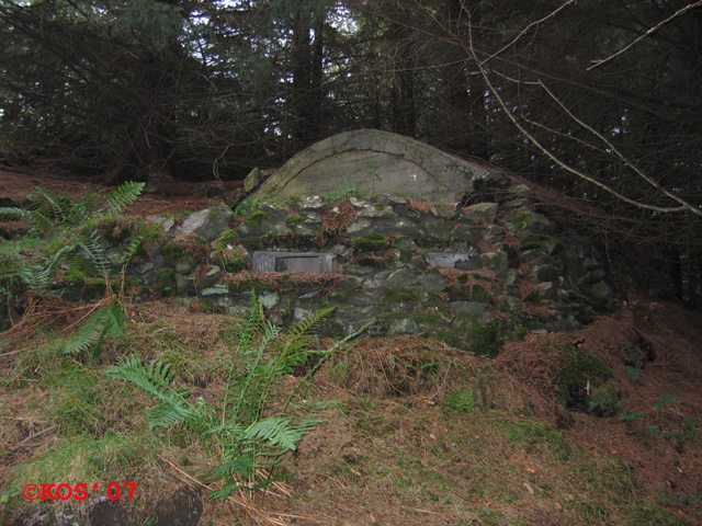 Her blir en møtt av nærforsvars-stillingen i front av oppholdsbunkers.