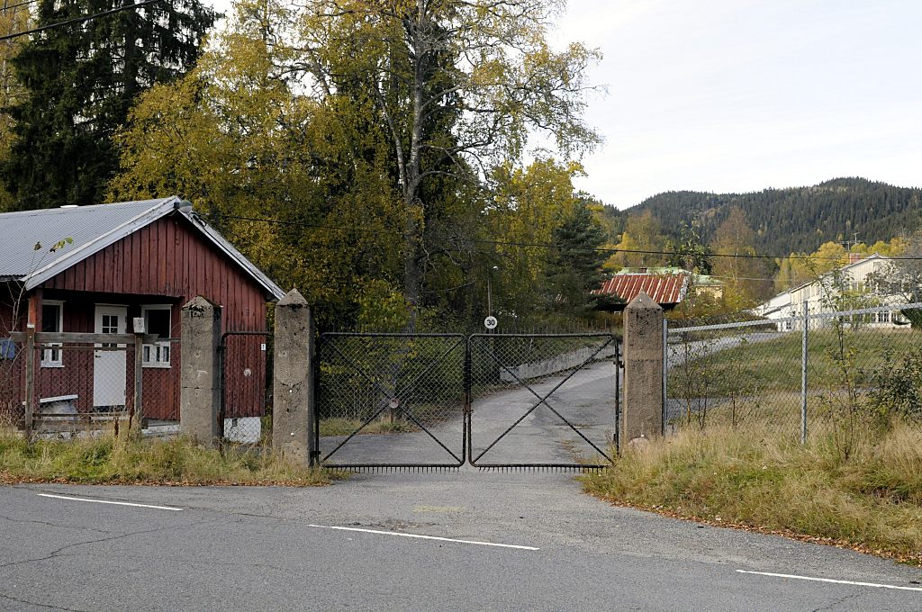 Portvakten og vei oppover mot indre leirområde