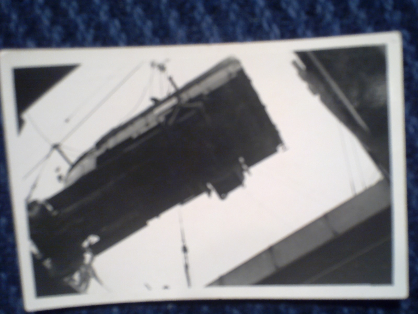 Sambandsbil blir heist ned i lasterummet..