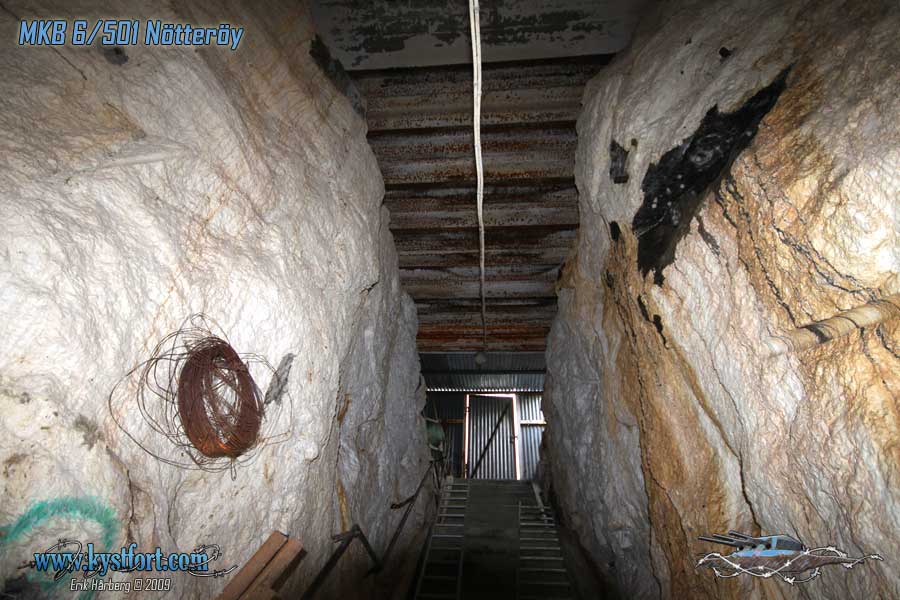 nedgang til bunker. det er ca. 3.5 meter fra toppen av bunkeren ned til dørkarmen. Nå snakker vi klasse A bunker!