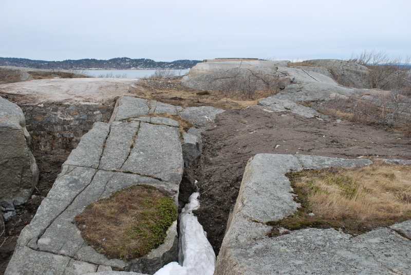 Nødutgangen er borte, og det er også bunkeren med den faste bombekasterstillinge, faktisk den eneste på fortet