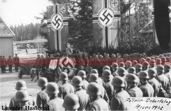 Führer Geburstag Mysen 1942. <br />Dette bildet er tatt under et feirings arrangement på Hitlers fødselsdag i &quot;Mysen&quot; 1942. (Eidsberg  - Østfold)<br /><br />&quot;Stutzpunkt&quot;: Kanonene ser ut til å være to franske 2,5 cm PAK.