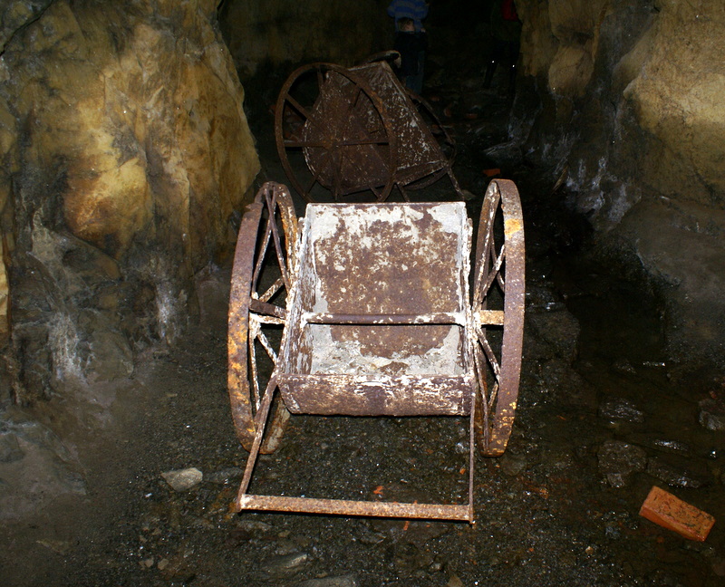 Her er det mange rester etter slitet til de russiske krigsfangene, der de sprengte ut ammotunellene