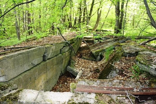 Fundament ved krigsfangeleiren på Mellom Bolærne.