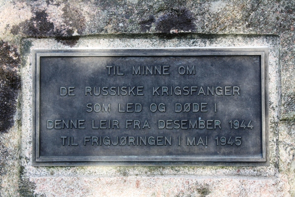 Minnetavla for de russere som døde og led i leiren på Mellom Bolærne.
