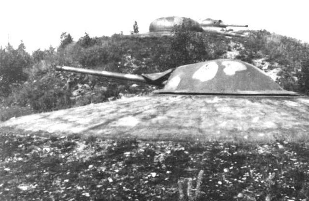 Foto fra Høytorp fort med 7,5 cm Cockerill L/50 tårnkanon med to 12 cm Schneider L/40 tårnkanoner i bakgrunn.