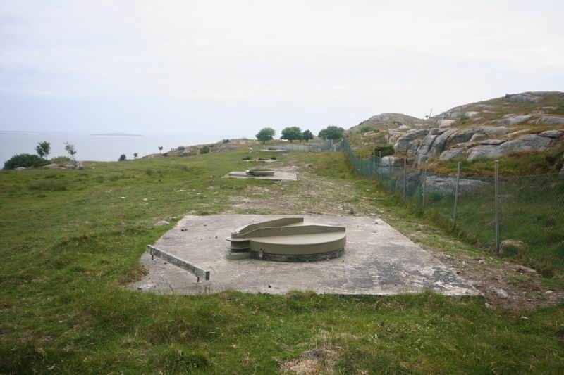 Inngangene til de nye bombekasterbunkerne er gravd over.... Men i det minste intakte