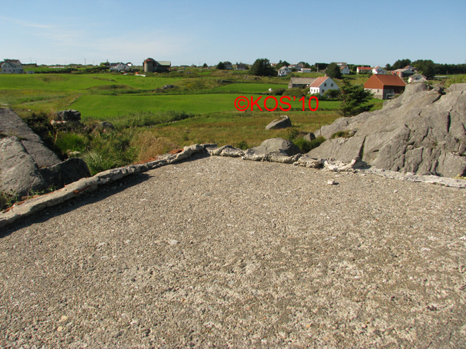 En del hus og driftsbygninger er kommer til og forsvunnet - men den spesielle steinen rett under &quot;Haslerud&quot; er uten tvil den samme som under &quot;©KOS'10&quot;<br /><br />Fotooppstillingen i bilde 5 ble tatt rett til venstre for &quot;Leander&quot; merkingen.