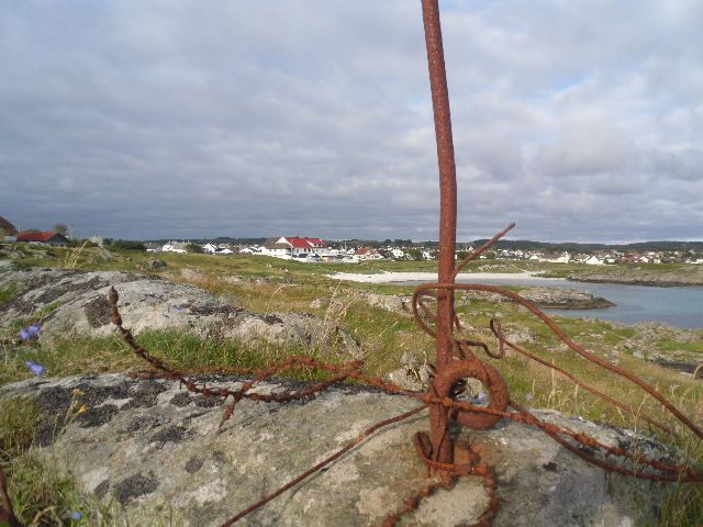 Stemningsbilde mot gamle idrettshuset på Åkrehamn - nå barnehage.