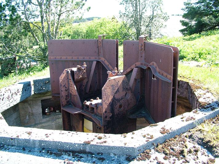 Rs 65a med skjoldet fortsatt på plass. Denne typen bunker har sjelden flankeringsmurer og har derfor i de fleste tilfeller 360 grader skuddfelt. I bakkant av bunkeren er ett rom for mannskap og et for ammunisjon.