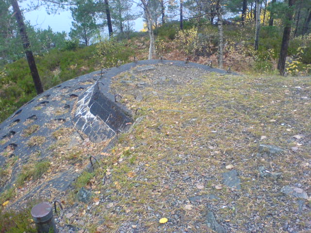 &amp;quot;utbygg&amp;quot; foran på &amp;quot;kommandobunker&amp;quot;. Utbygget har observasjonsslisser og det er fundament for montering av utstyr i gulvet. Avstandsmåling/ildledelse?