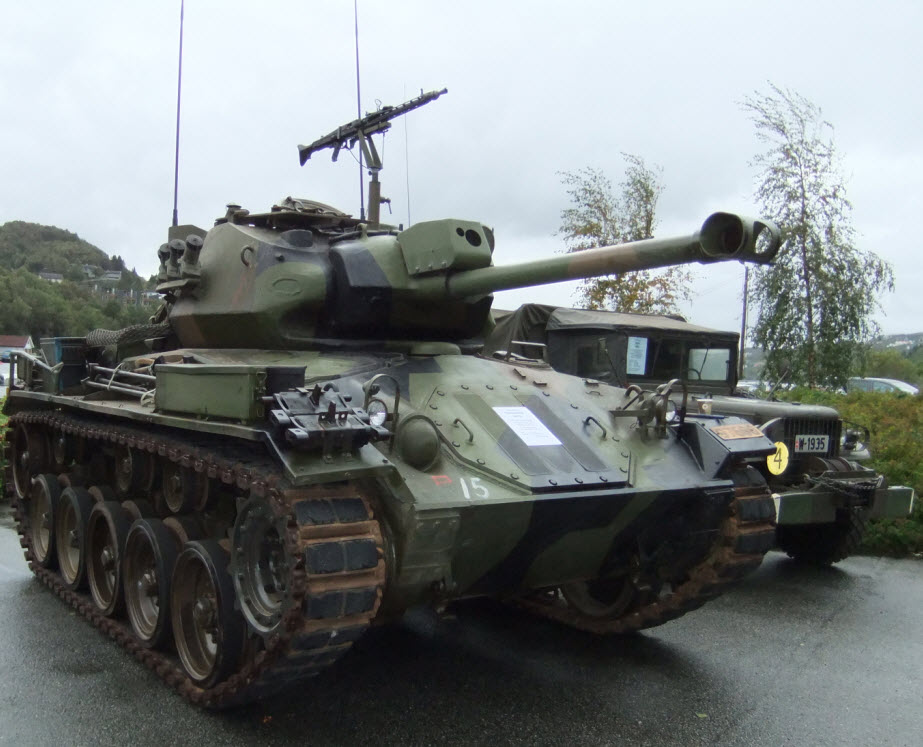 NM116 med MG3 lett mitraljøse i tårnet og Dodge WC52