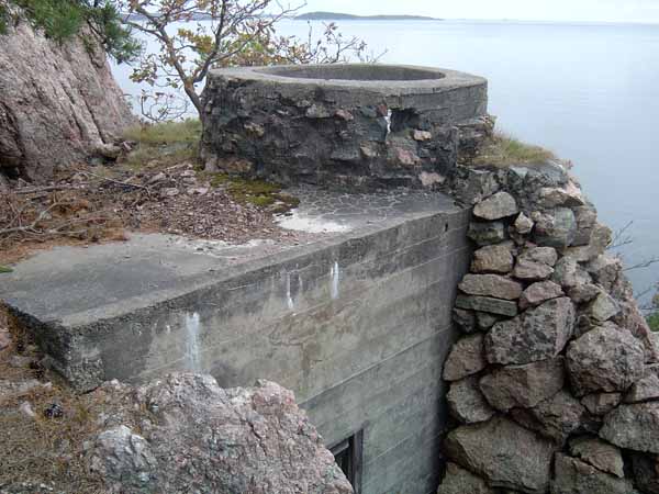 Ser ut som en ombygd tobruk. Mangler ekstra &amp;quot;rom&amp;quot; innenfor inngangen.