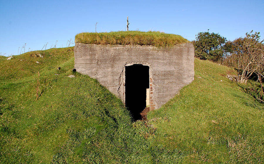 En av kystfortets veldig få bunkere. Ett rom og meget enkel.