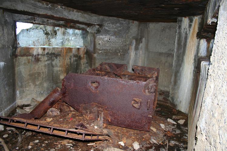 Sjelden bunker i Norge som kalles &amp;quot;Schartenstande&amp;quot;. Her ha man en liten åpning for løpet på venstre side og en tilsvarende på høyre side av bunkeren. Denne er plassert med en åpning i hver retning langs stranden, og er derfor i praksis usynlig f