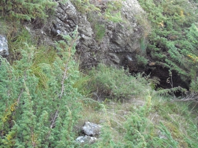 Her fortsetter skyttergraven fra midten av bildet mot høyre hjørne .
