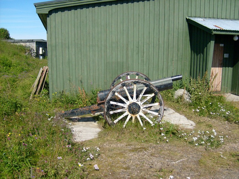 Brakke med skyts Skrolsvik .jpg