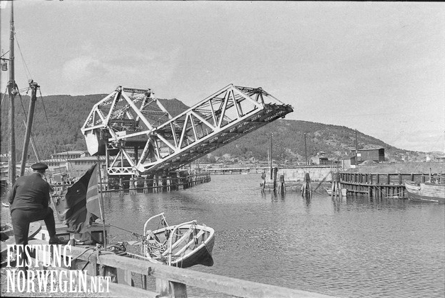 Jernbanebroen ved sentralstasjonen i Trondheim (TommyG)<br /><br />Trondheim, Nærmere bestemt Skansen jernbanebro over kanalen.  (JornN)