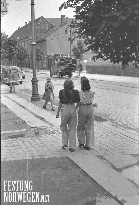Prinsen kino i bakgrunnen. Krysset vi ser er krysset mellom Prinsen gate og Bispegaten. Fotografen står i Prinsen gate og tar bilde sørover. (TommyG)