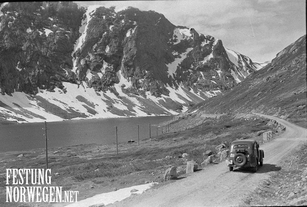 Dette kan være på veien ved Djupvatnet mellom Grotli og Geiranger. Så vidt jeg husker så fantes det også bilder fra Geiranger i ett av de andre settene. (JornN)