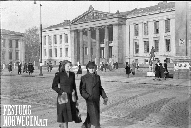 Universitetet i Oslo, Universitetsplassen ved Karl Johans gate