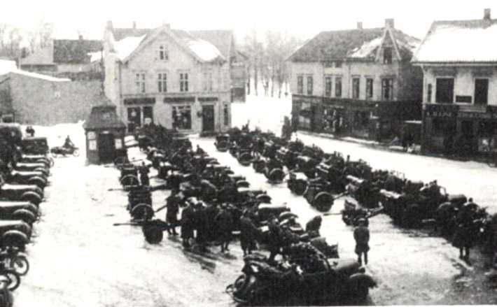 Tysk krigsmateriell samlet på Torvet i aprildagene 1940.<br />Bilde på side 445 i boken: Berg, Knut, Dyrhaug, Leiv, Vindal Christensen, Øivind: "Sandefjords Historie - sett gjennom Sandefjords Blads spalter 1861-1983", bind 2 1940-1983. Sandefjords Blad og Trykkeri 1984, ISBN 82-990704-2-2.