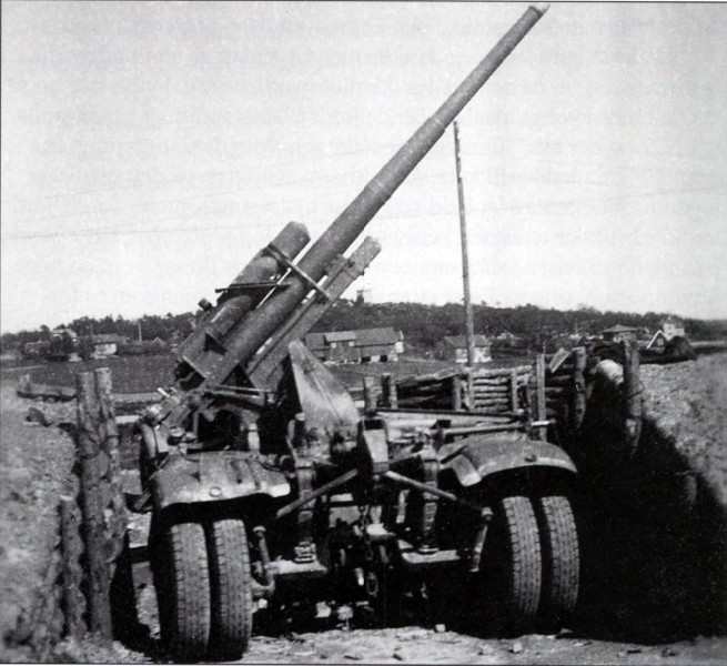 Bildet står i boken Olstad, Finn; "Sandefjords historie", bind 2, side 160:<br />Antiluftskytskanoner plassert bl.a. på et av jordene ved Hasle, var i aktiv bruk de siste krigsmånedene, men uten stor effekt.<br />Fotografiet er tatt i april 1940 og viser en av de seks kanonene på Hasle.