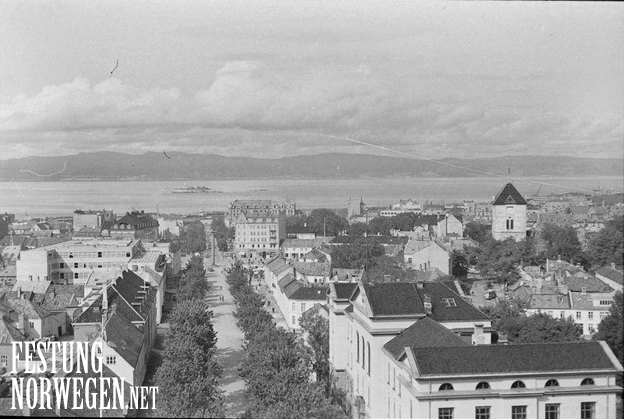 Bilde tatt fra Nidarosdomen. Vår frues kirke til høyre i bildet. (TommyG)