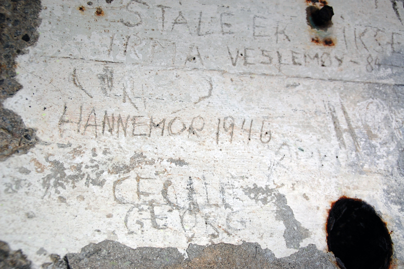 Signaturer på veggen i kommandobunker.
