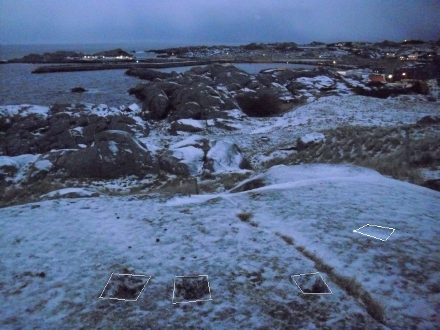 Det fjerde merket er dekket av snø på dette bildet ,men det er mulig å se gropen selv uten markeringen.