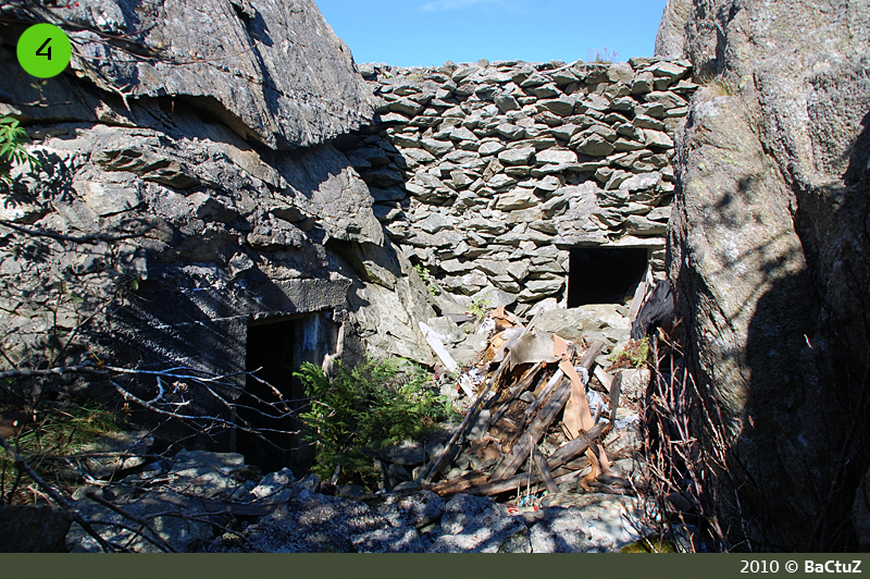 Bunker 4 - Kabelschaltstelle til venstre i bildet. Bunker 5's overbygg i bakgrunnen.