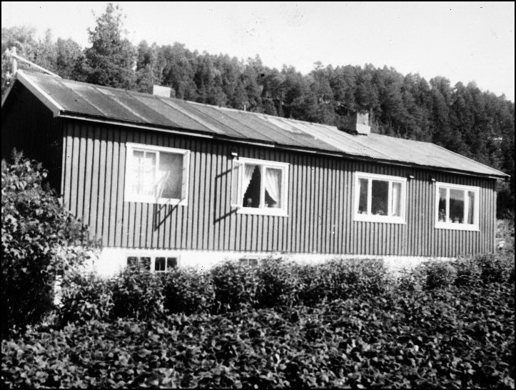 En av brakkene som ble bygd v. batteriet av et entrepenørfirma fra Ålesund. Denne brakken ble brukt som bolig etter krigens dager, og brant ned på 60-tallet.