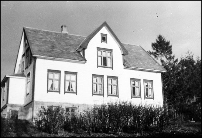 Et av gårdshusene på Tøsse. Denne ble brukt som bolig av offiserene v. batteriet.