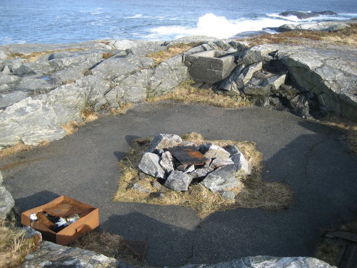 Den andre kanonstillingen som ligger oppe på berget på selve Kvitneset. 10,5cm stilling, som senere ble omgjort til 8,8cm. Bunker tilkoblet tunnel bak i stillingen.