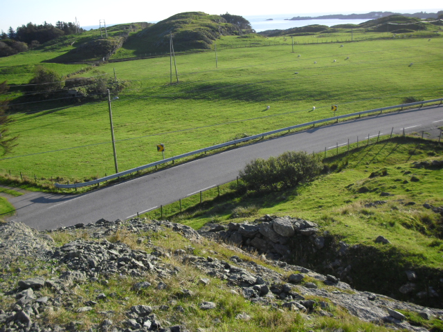 Den ligger i den østlige delen av fortet ,på den andre siden av veien