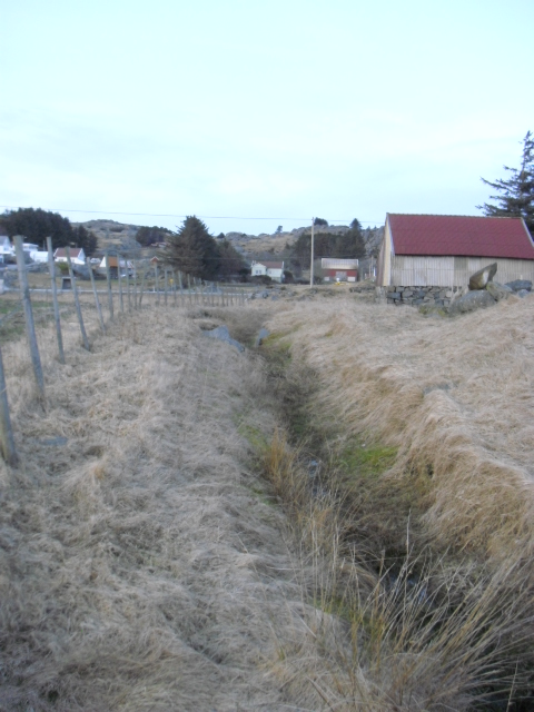 Løa er bygningen i høyre bilde kant