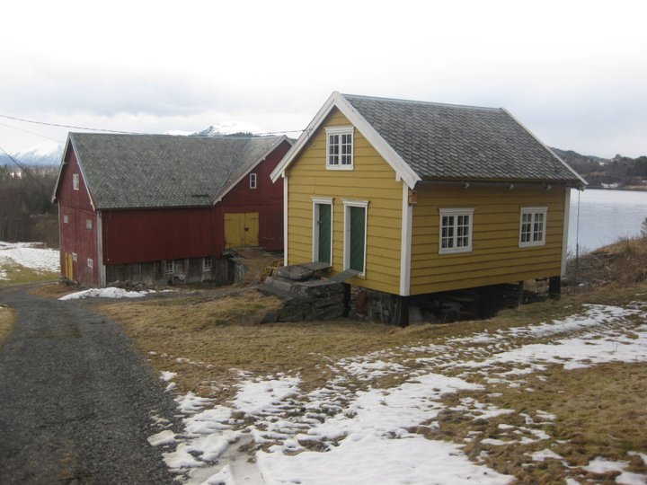 Stabbur og løe v. &quot;Tyssegardane&quot;. Begge ble rekvirert og tatt ibruk som lager for tyskerne. På nedsiden av løen og gårdshuset venstre som ikke kom m. på bildet lå de tre kanonstillingene.