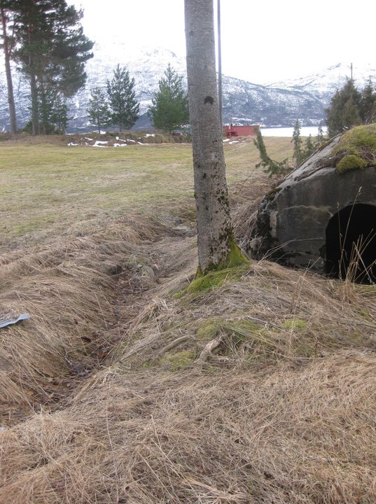 Gjenfylt skyttergrav/løpegrav v. bunker oppe v. hovedveien.
