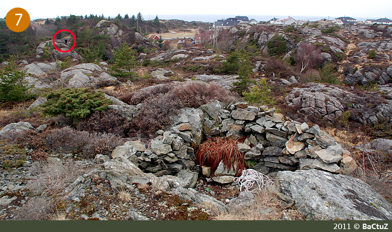 Stilling 7 med oppholdsbunker 29 innringet i bakgrunnen. Her sett mot vest.