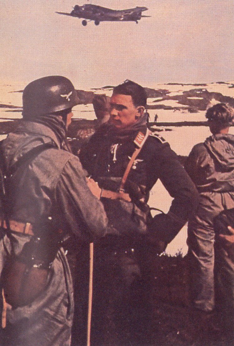 Deutscher Fallschirmjäger im Gespräch mit Pilot der Luftwaffe.jpg