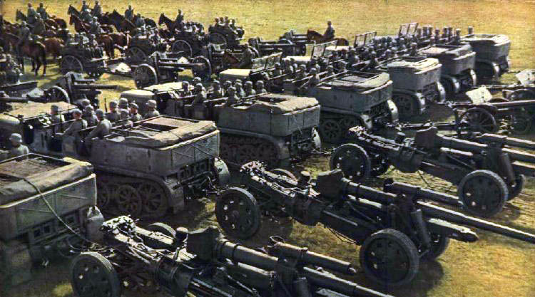 Sdkfz-8 im Verbund mit 15 cm Artillerie.jpg