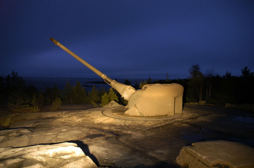10,5 cm tornpjäs m/50 i nattbelysning.
