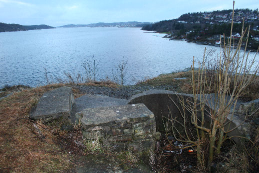 Den øverste MG-stillingen med utsikt utover Eidangerfjorden mot Heistad og Brevik.