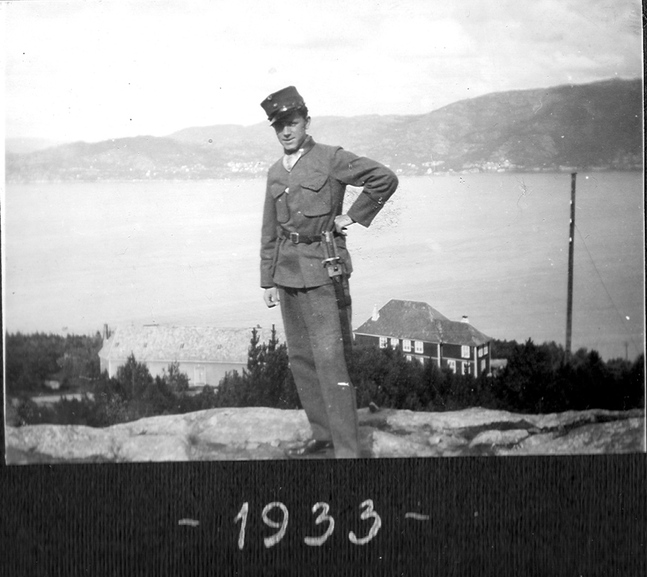 Vakthavende med Remington bajonett. Man ser soldat hjemmet og gym sal i bakgunnen.